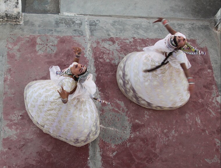 Twin dancers